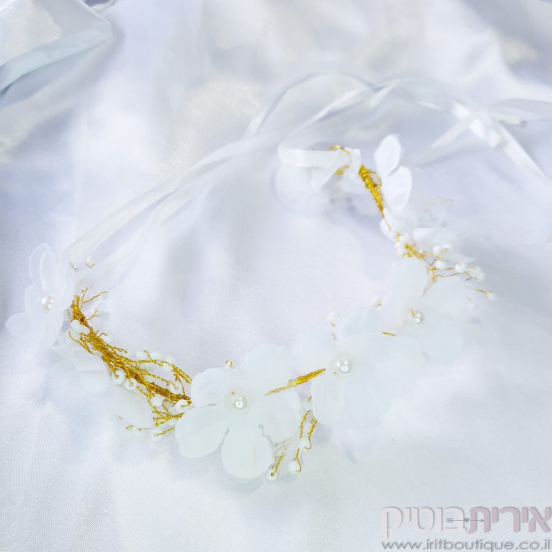 נזר פרחים לבנים בשילוב פנינה