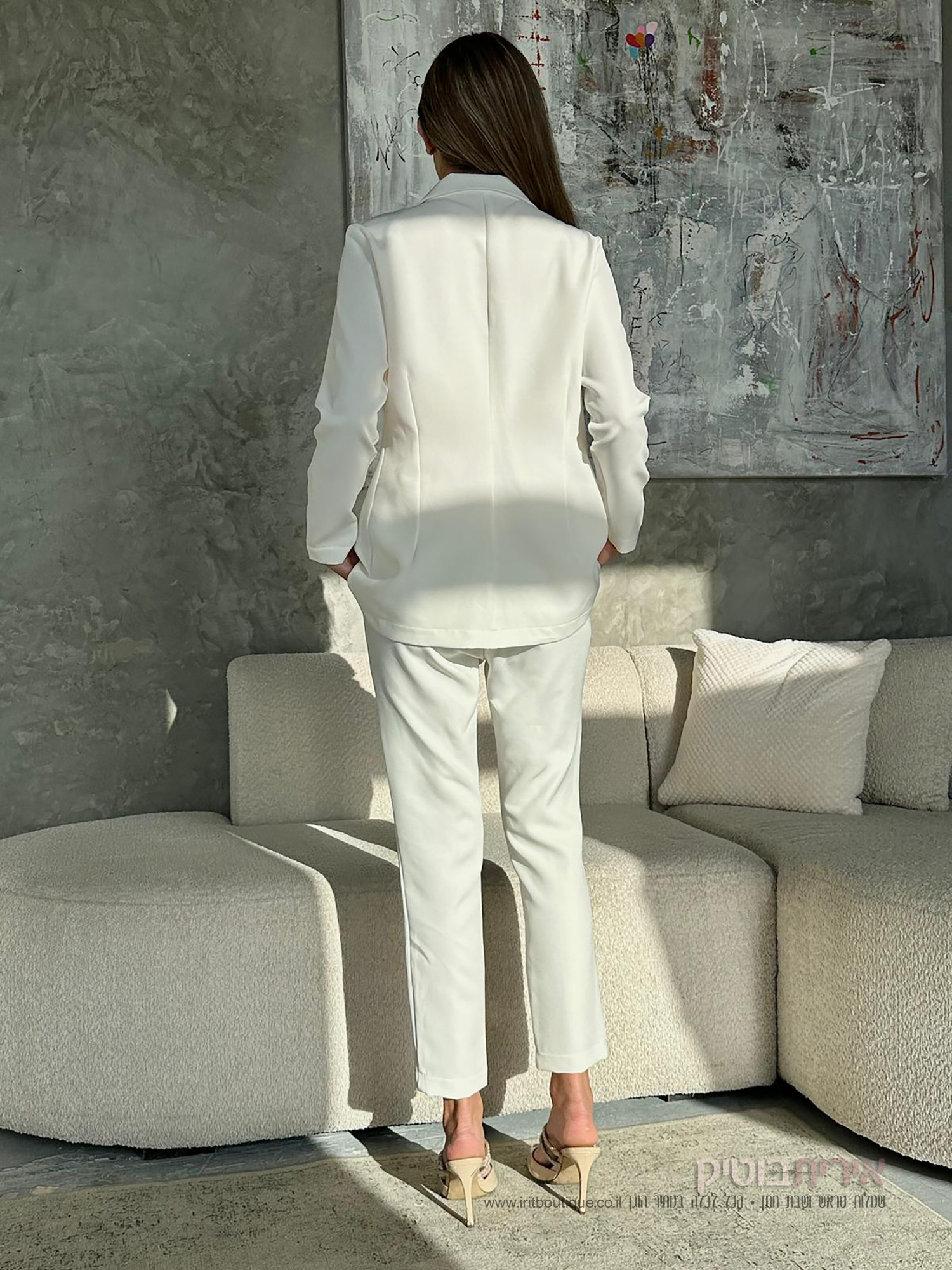 חליפה בצבע לבן נשים