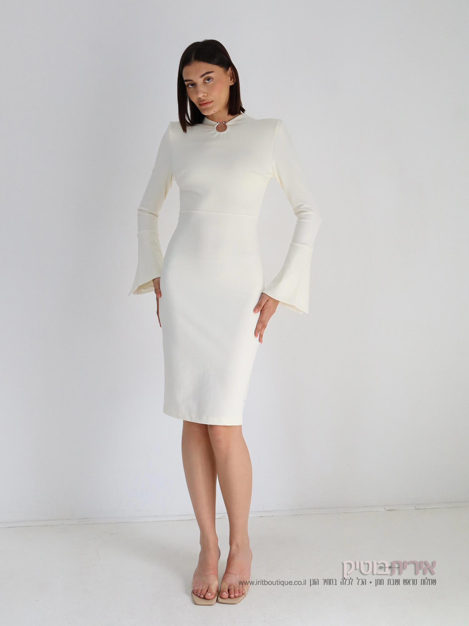 שמלה צמודה ושרוולים מתרחבים
